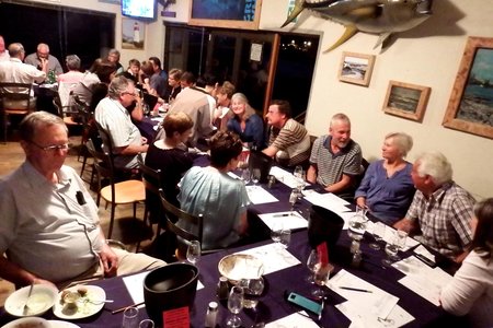 ‘n Gesellige oomblik tydens Gansbaai Wynproegilde in The Boathouse restaurant in Gansbaai hawe
